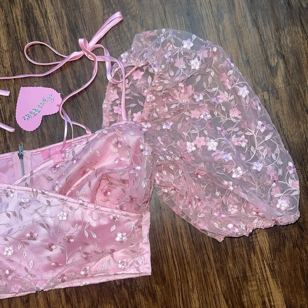 NWT Sugar Thrillz/Dolls Kill pink puff sleeves embroidered floral crop top small - Picture 5 of 11